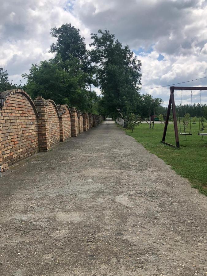 Salas Gnijezdo Bačka Palanka Exterior foto