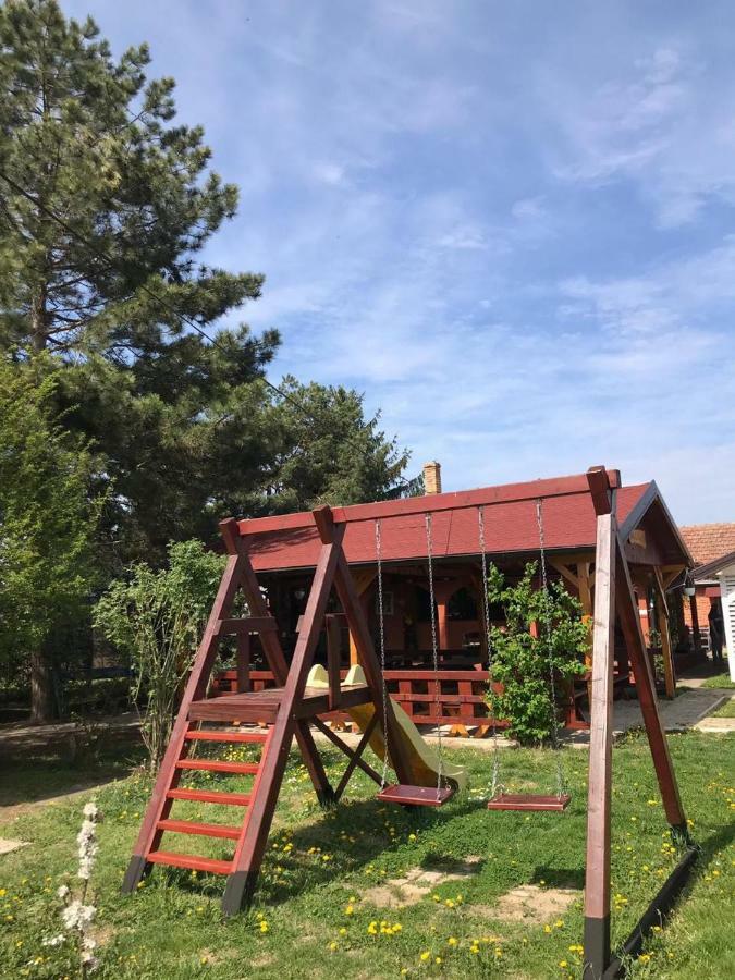 Salas Gnijezdo Bačka Palanka Exterior foto